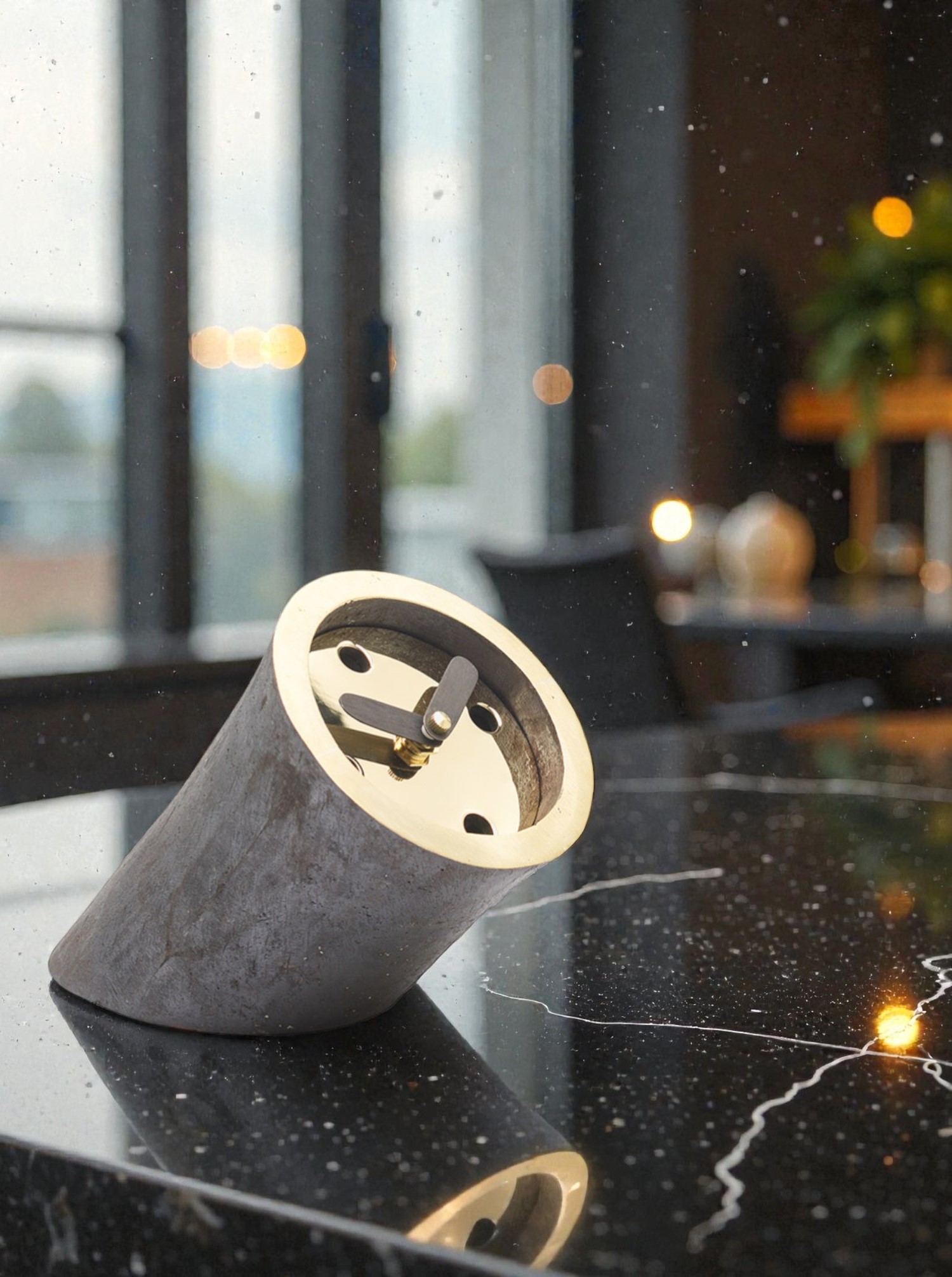 Tischuhr "Atom" Messing patiniert