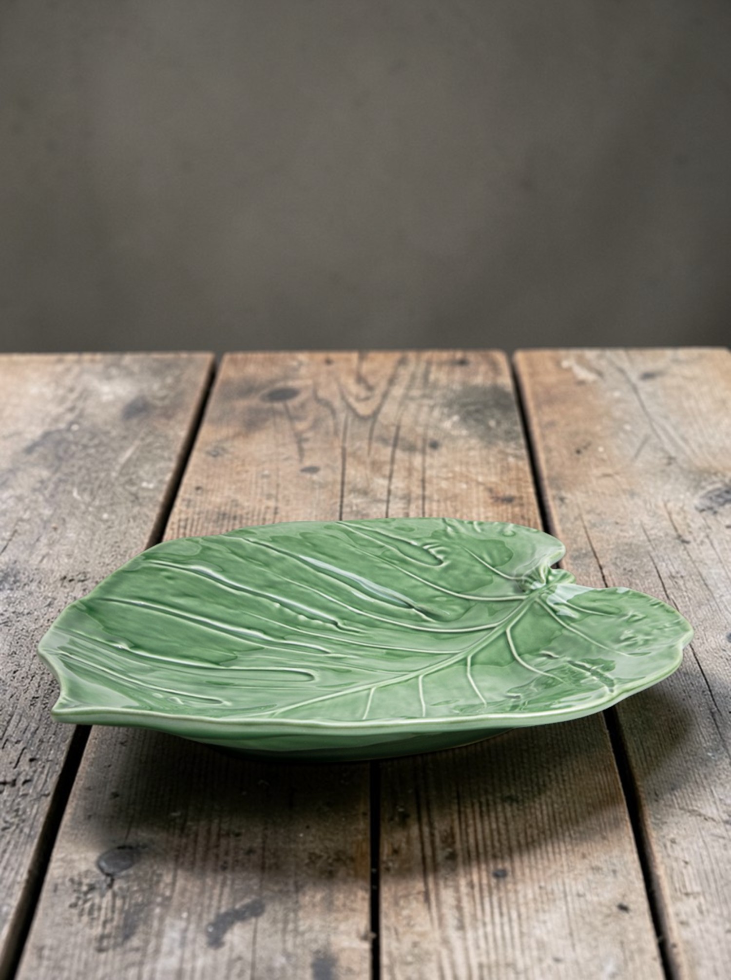 Centerpiece Plate "Swiss Cheese Leaf" L43