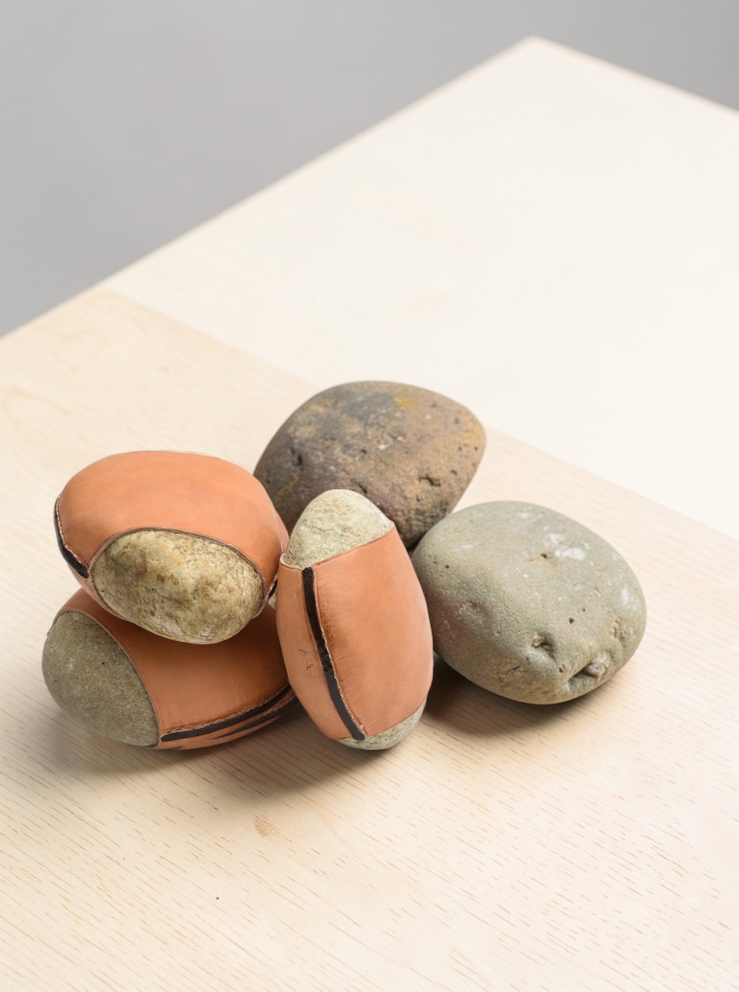 Briefbeschwerer Stein mit Leder