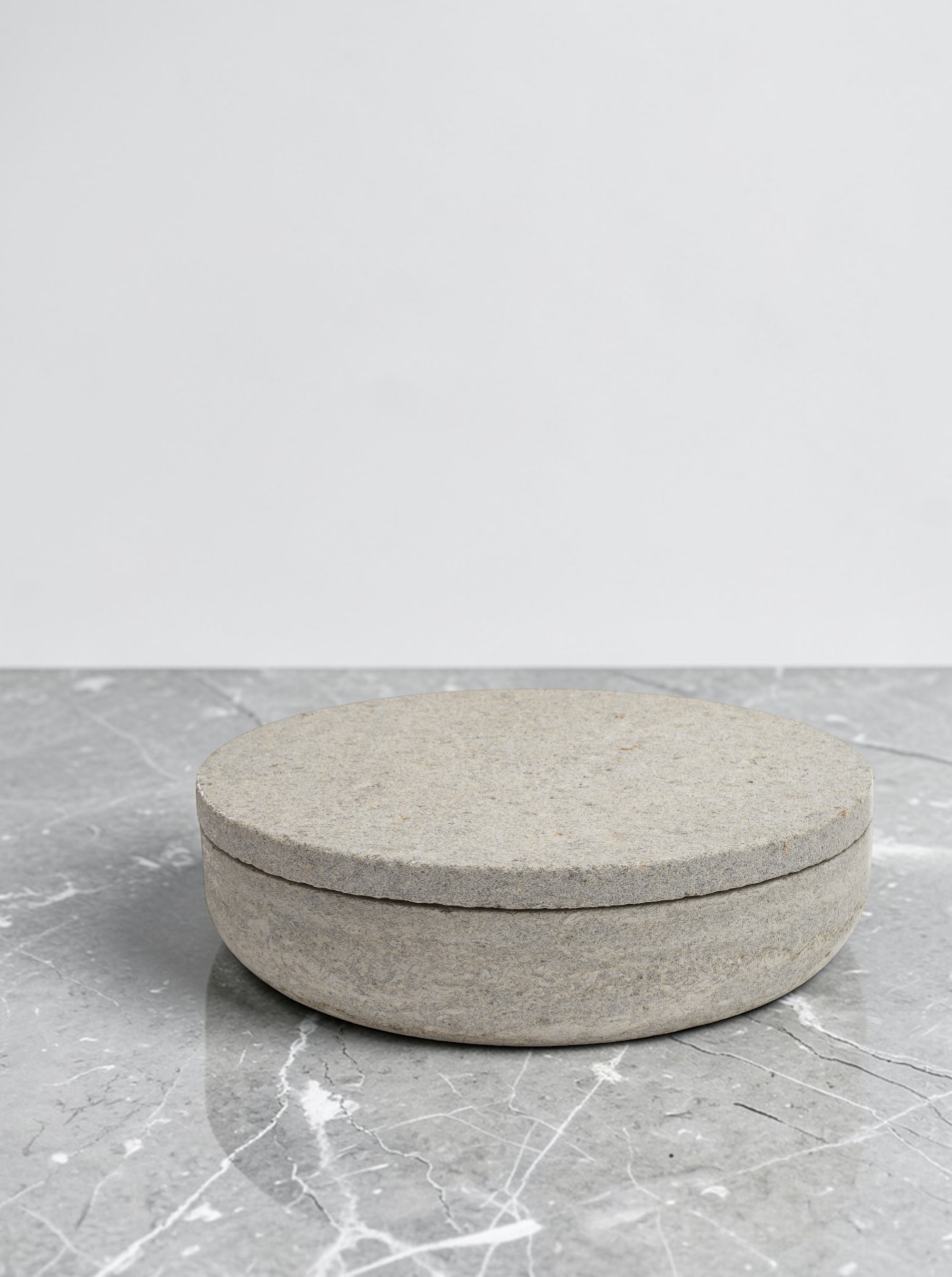 Bowl in Limestone D30 with lid Limestone