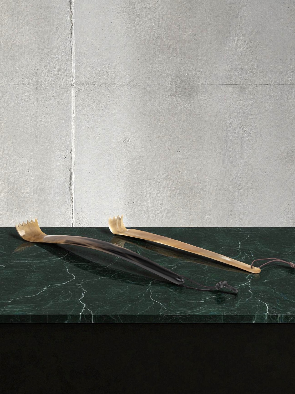 Rückenkratzer Horn dunkel hell