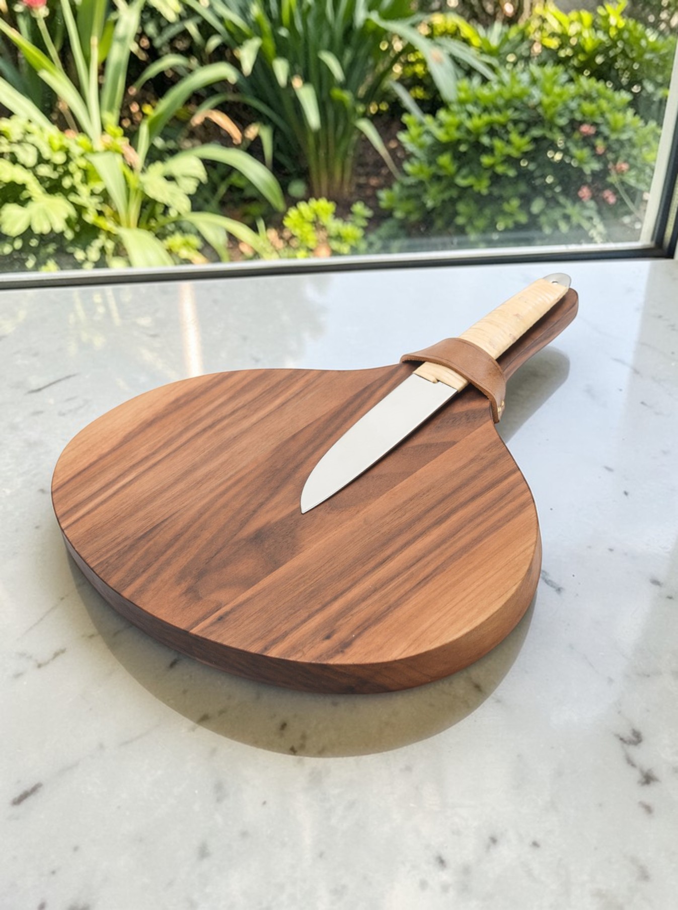 Schneidebrett Walnuss &amp; Messer Raffia