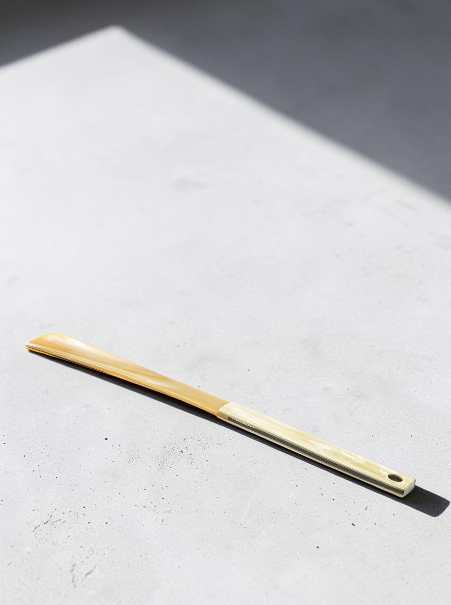 Shoehorn made of Horn light with dark handle