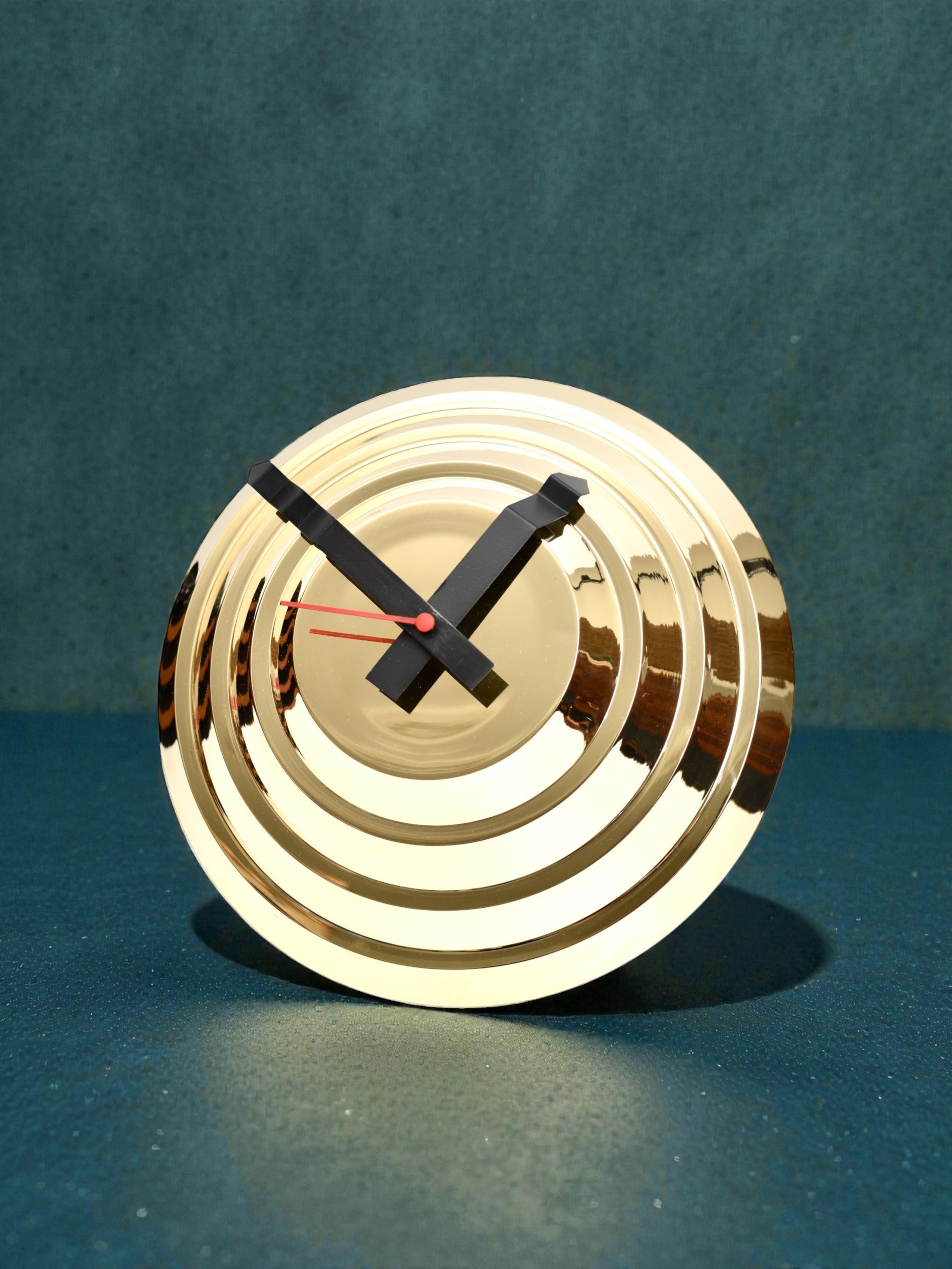 Wanduhr "Stufenuhr" Messing getrieben und poliert